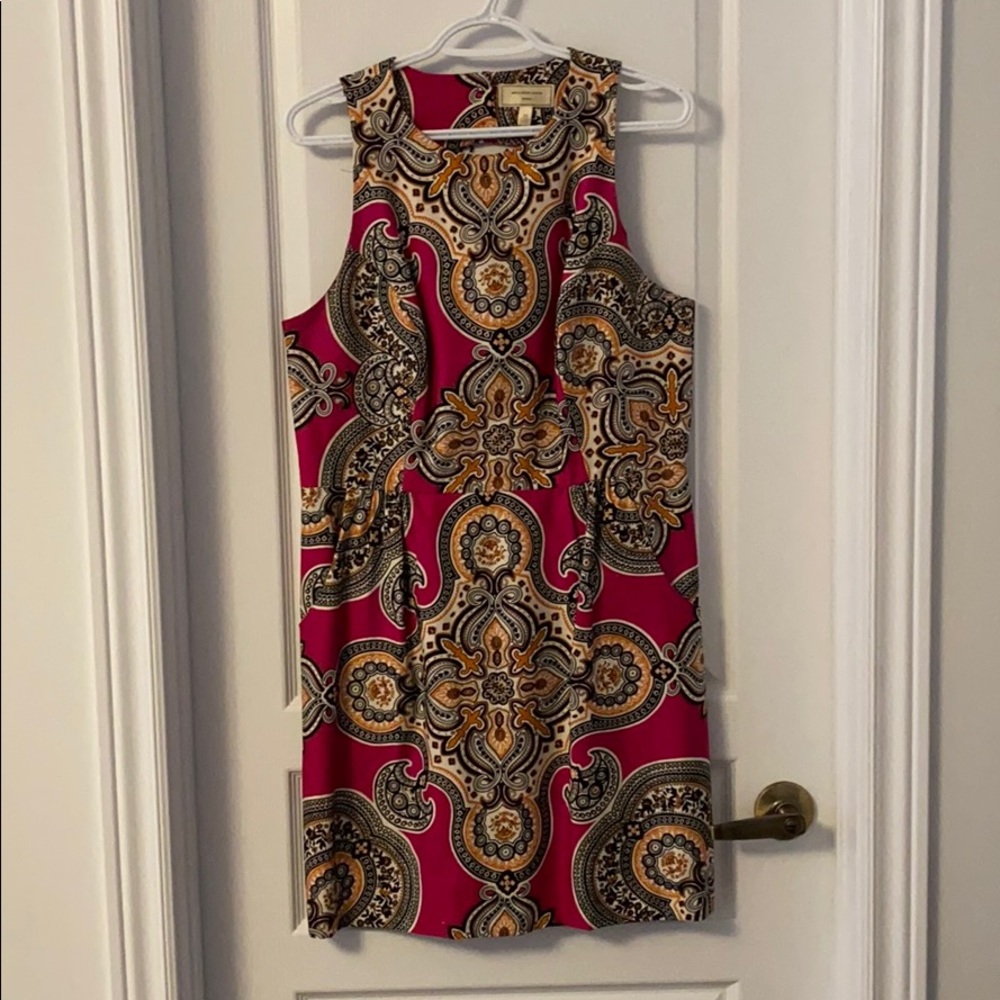 Sleeveless patterned dress with opening at back
